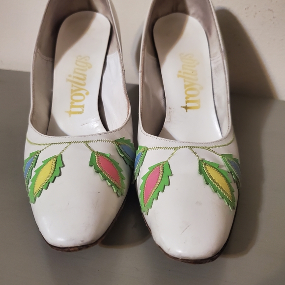 Chic Vintage White Heels with Vibrant Leaf Accents 60s Aplique - Picture 4 of 9